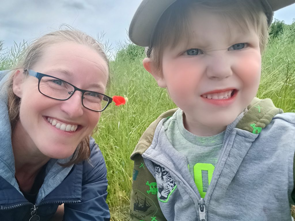 Pädagogin spricht einfühlsam mit kleinem Kind im Kindergarten – gewaltfreie Kommunikation auf Augenhöhe mit Empathie, Bedürfnisorientierung und Respekt.
