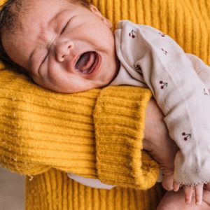 Weinendes Baby in Nahaufnahme – zeigt Emotionen und den Wunsch nach Nähe und Kommunikation