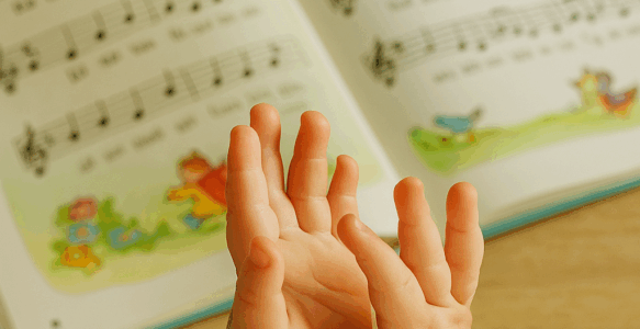Babyzeichensprache und Kinderlieder – warum Reime dein Baby doppelt stark machen