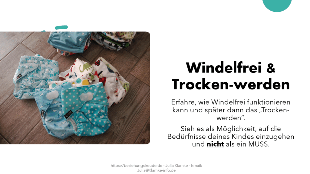 Mehrere bunte Stoffwindeln ordentlich übereinander gestapelt – nachhaltige Alternative zu Wegwerfwindeln und Teil der Windelfrei-Philosophie.